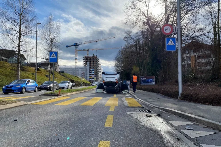 Risch Rotkreuz ZG - Drei verletzte Personen und zwei kaputte Autos nach Unfall