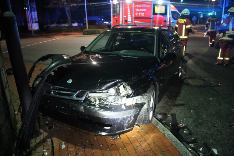 Schrecklicher Unfall in Velbert – Kollision zwischen entgegenkommenden Fahrzeugen