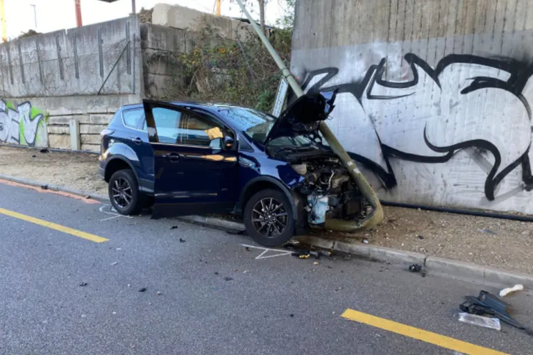 Birsfelden BL – Schwerer Selbstunfall mit Personenwagen