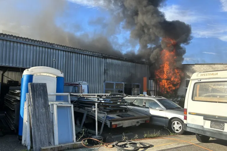 Schlieren ZH - Brand in einer Autowerkstatt hinterlässt hohen Sachschaden