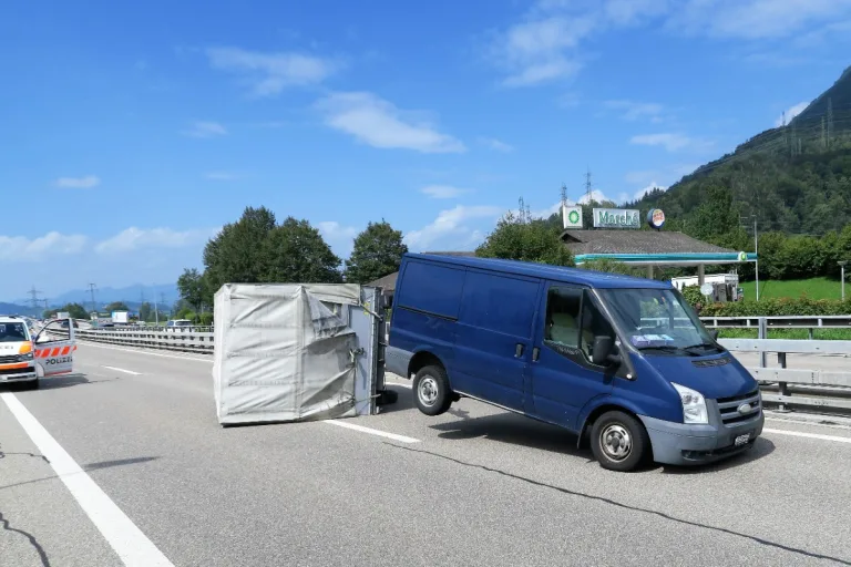 Verkehrsunfall in Niederunen GL - Anhänger geriet auf der A3 ins Schlingern  - 800 Kg zu viel Last