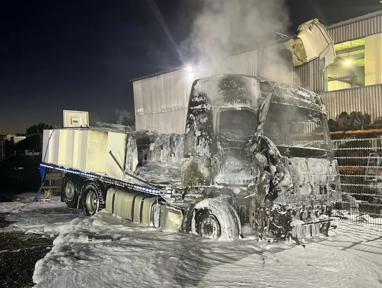 Eschweiler – Zeugen nach Lkw-Brand auf Firmengelände gesucht