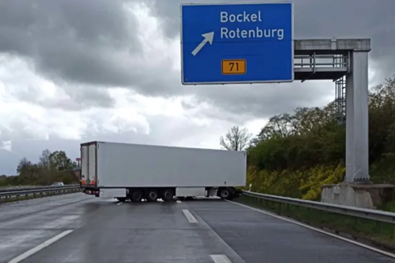 Bockel - Sattelzug gerät ins Schleudern auf der A1 - Vier Menschen verletzt 