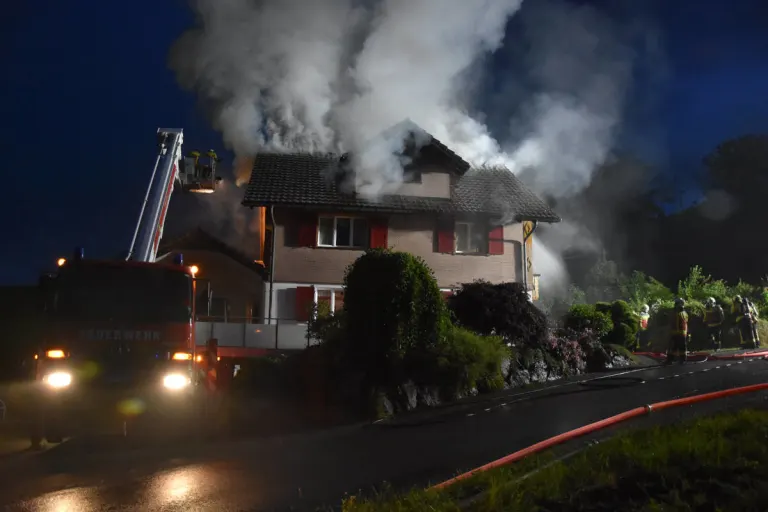 Oberhelfenschwil SG – Brand in Einfamilienhaus nach Blitzeinschlag?