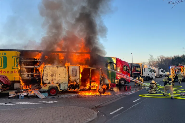 A2 Lehrte – Brand eines Transporters greift auf zwei Lkw über