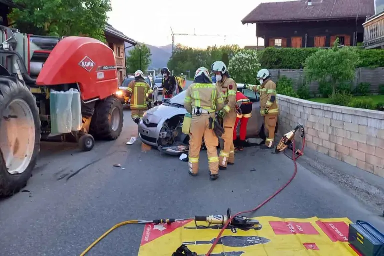 Brixen - PKW kollidiert mit Traktor