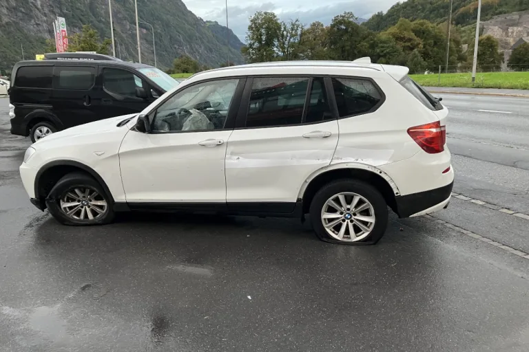 Glarus - Kontrolle über BMW beim Kreisel verloren und verunfallt