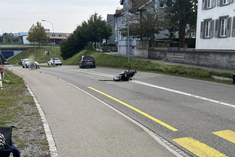 Flawil SG - Auffahrkollision zwischen Auto und Motorrad
