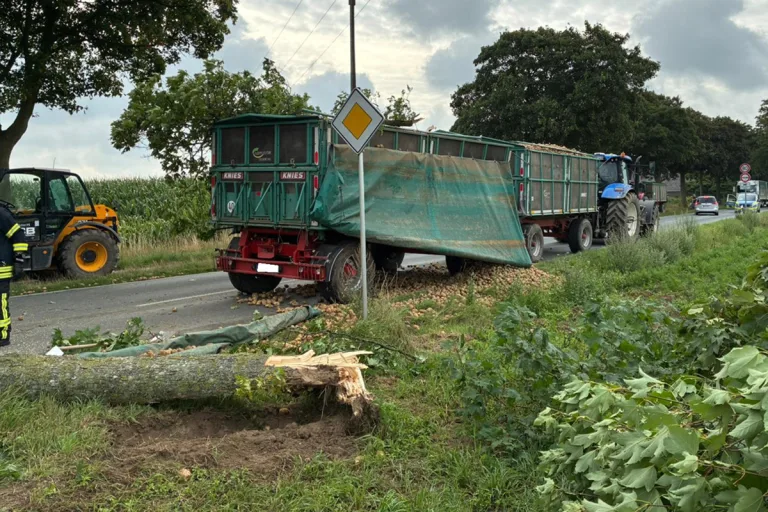 Bedburg-Hau NW – Traktorgespann prallt gegen Baum