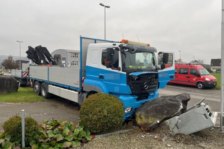 Müllheim TG - Lastwagen prallt in Stromverteilerkasten 