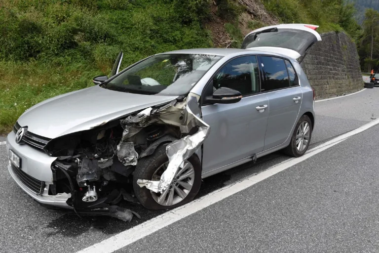 Bonaduz GR - Anhänger verliert Doppelrad und trifft ein Auto auf der Gegenfahrbahn 