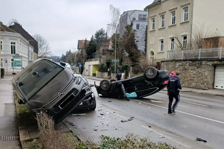 Klosterneuburg – Auto bleibt nach Unfall auf Dach liegen