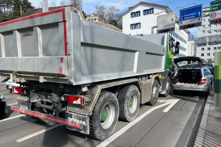 Schaffhausen – Kollision zwischen Lastwagen und Auto