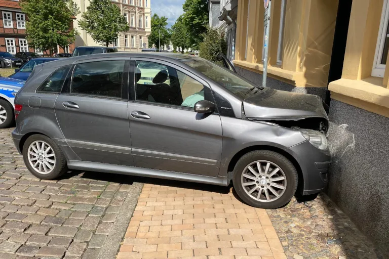 Schwerin – 82-Jährige fährt gegen Hauswand