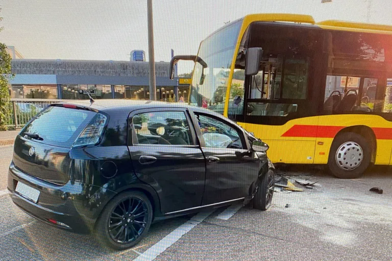 Stadt Basel – Kollision zwischen Linienbus und Auto – Zeugen gesucht