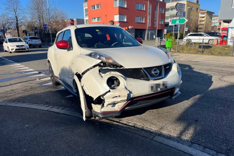 Gossau SG - Verkehrsunfall zwischen zwei Autos – Fahrer alkoholisiert