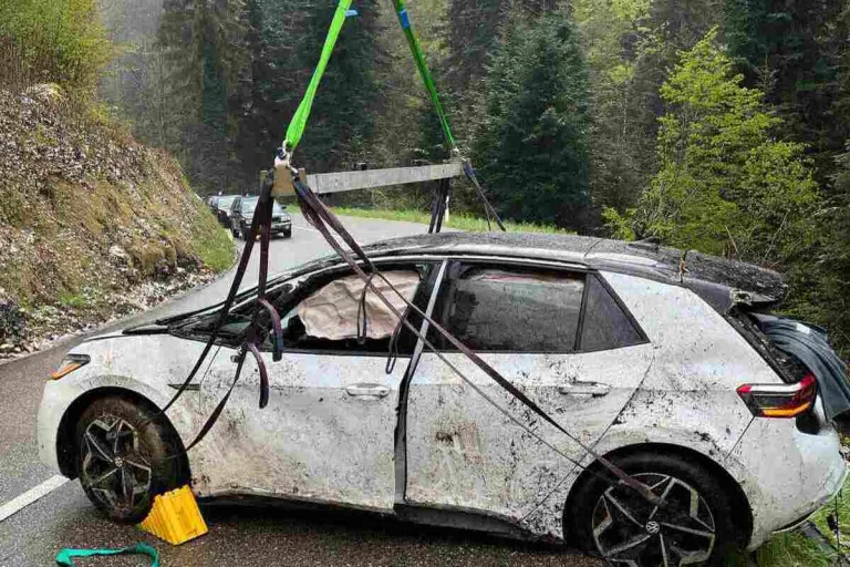 Himmelried SO - Auto gerät bei Unfall auf steile Böschung
