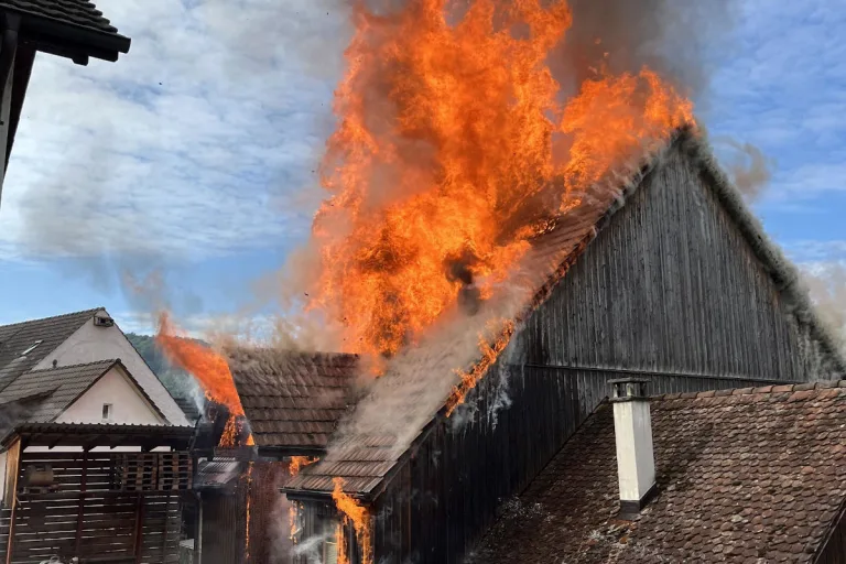 Maisprach BL - Brandausbruch in Einfamilienhaus erfordert Feuerwehreinsatz
