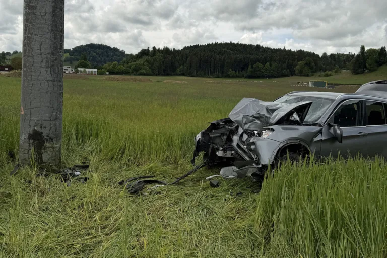 Alberswil LU – Auto kracht nach Überholmanöver in Strommast