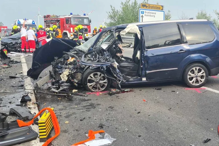 Heftiger Frontalcrash in Petronell-Carnuntum - Zwei Pkw-Lenker in Lebensgefahr
