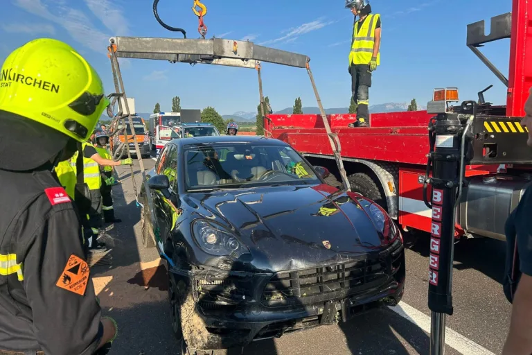 Neunkirchen NÖ – Beschädigter Porsche ohne Fahrer entdeckt