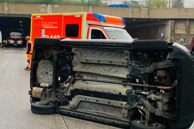 B42 Oberkassel – PKW überschlägt sich auf Bundesstraße