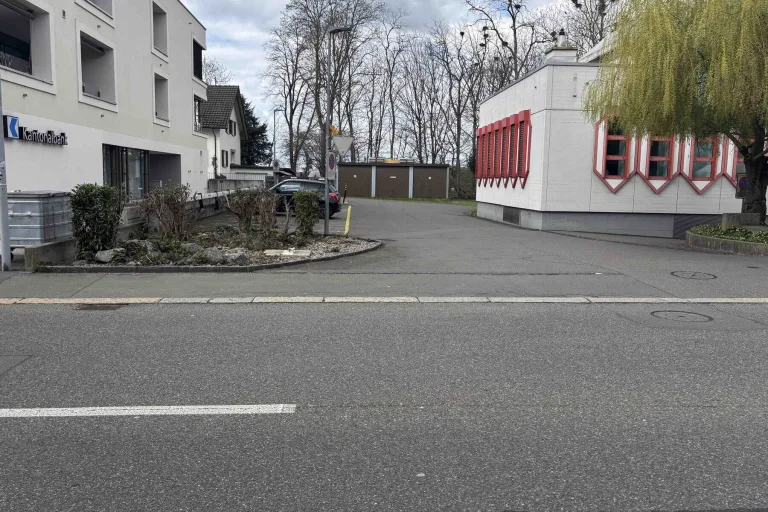 Unfall Bremgarten AG – Fahrzeuglenker findet verletzte Frau 