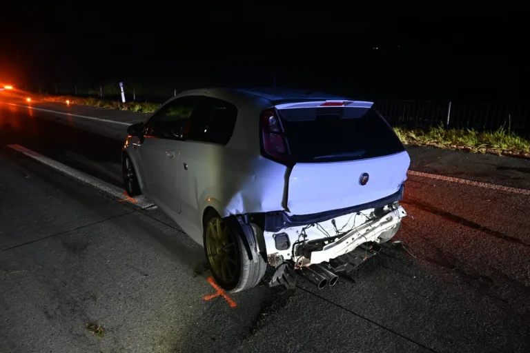 Salez SG - Totalschaden nach Überholmanöver auf der A13