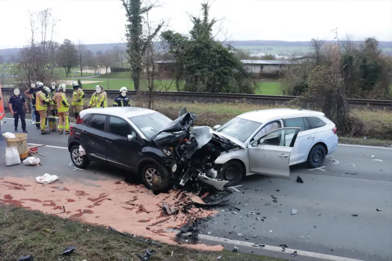 Höxter NW – Zwei Schwerverletzte nach Unfall im Gegenverkehr