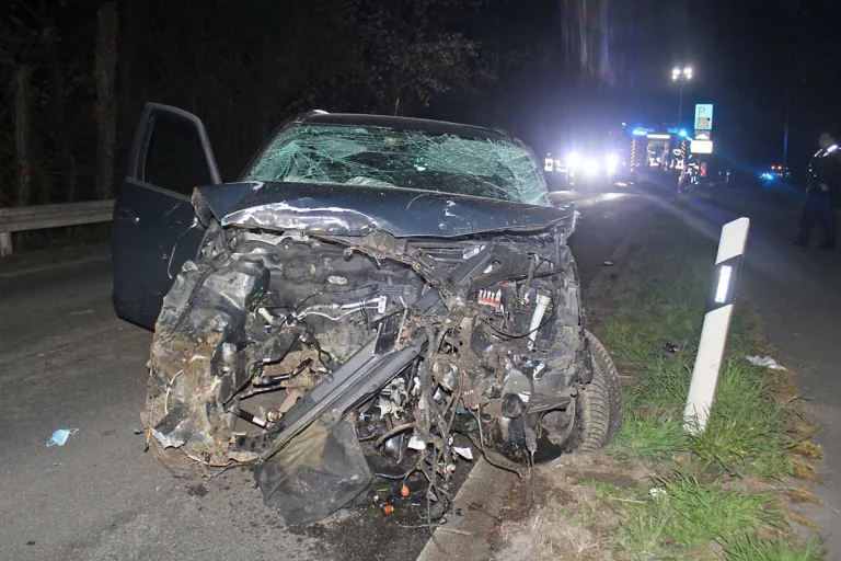 Erkrath - 17-Jähriger baut betrunken Unfall mit Auto von Mutter!