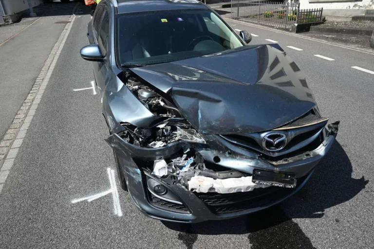 Unfall heute in Wangs SG - Bus gegen Auto und Hauswand geprallt 