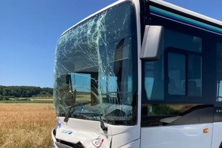 Butzbach HE - Bus auf Sattelschlepper aufgefahren