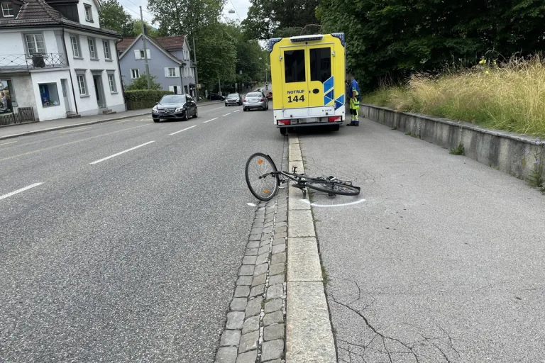 St.Gallen - Velofahrer nach Sturz am Kopf verletzt 