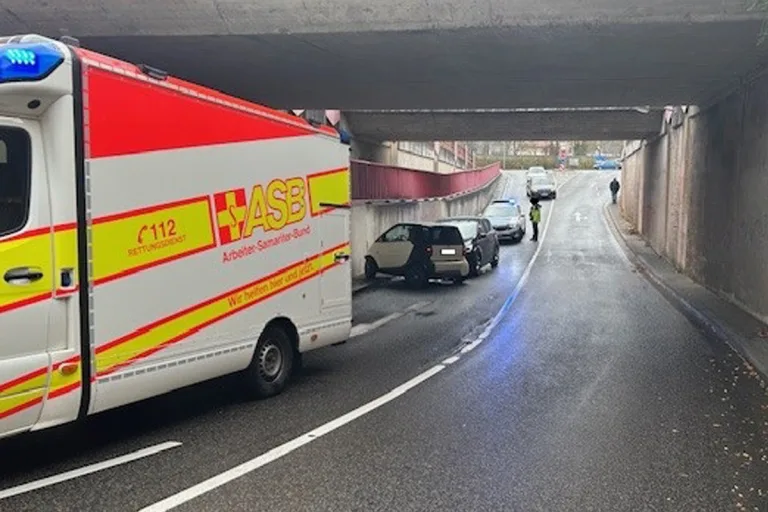 Zweibrücken RP – 18-Jähriger prallt bei Nässe in Gegenverkehr