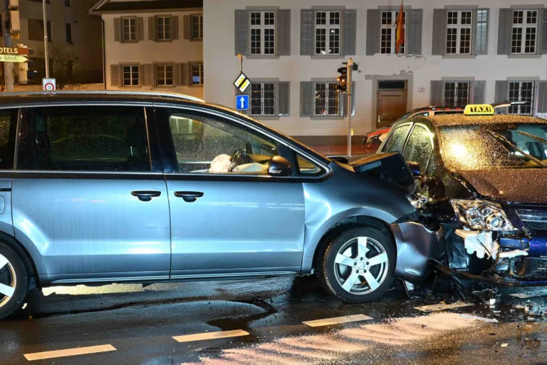 Luzern – Vier Verletzte bei Unfall mit Taxi