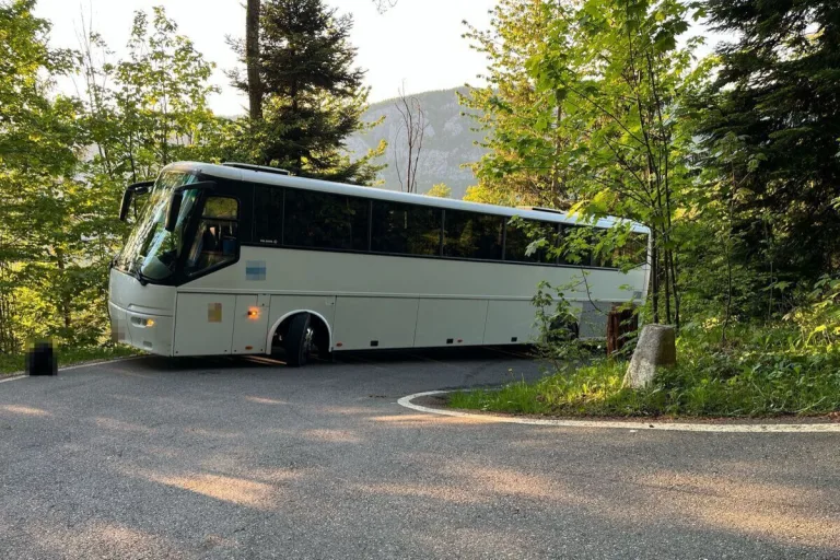 Balmberg SO – Reisecar steckengeblieben - Passstrasse gesperrt