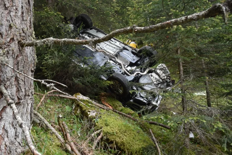 Surava GR - Auto überschlägt sich mehrmals