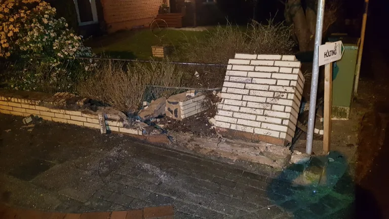 Unbekannter Autofahrer beschädigt Grundstücksmauer in Wischhafen und flüchtet