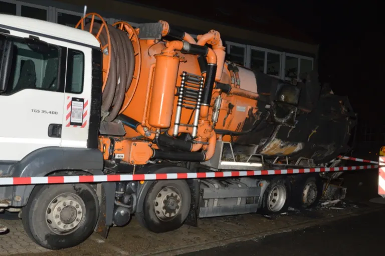 Hannover -  Unbekannte Täter setzen Lkw in Brand (Zeugenaufruf)