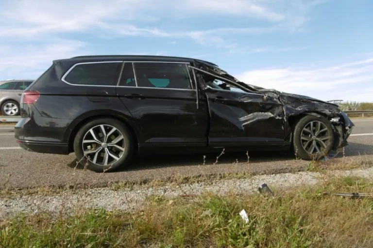 A4 Nohra – Pkw fährt unter Lkw