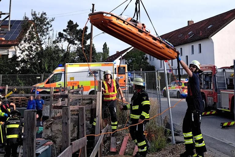 Untermenzing - Bauarbeiter stürzt aus dem zweiten Stock in eine Baugrube