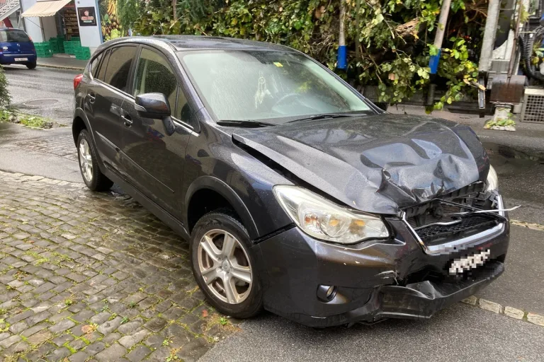 Netstal GL - Auto beim Abbiegen übersehen