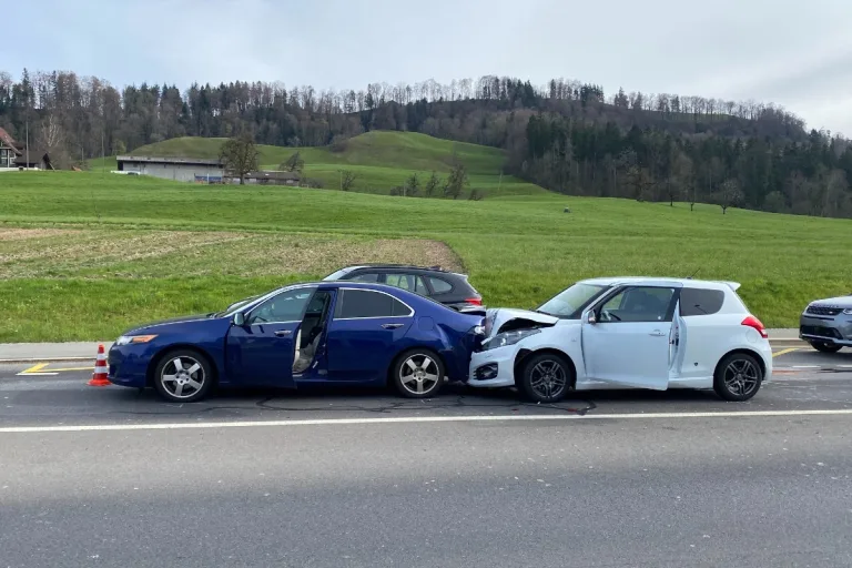 Baar ZG - Auffahrkollision führt zu Verkehrsbehinderungen