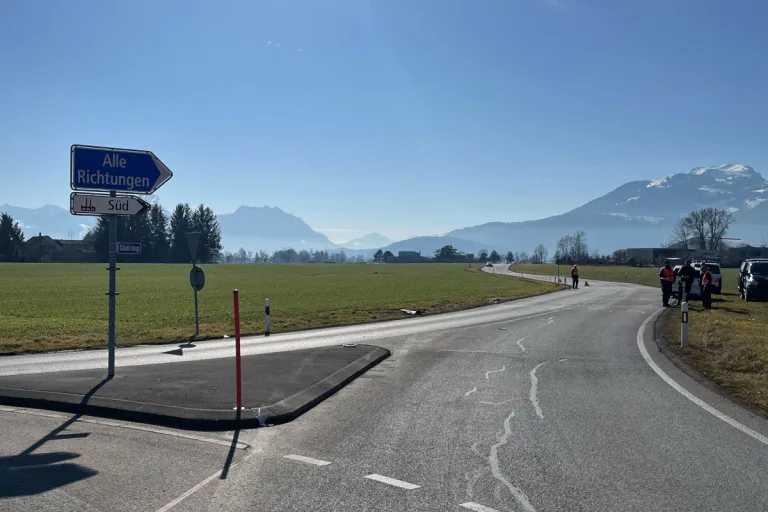 Altstätten SG – Auto prallt in Verkehrsinsel und flüchtet von Unfallstelle