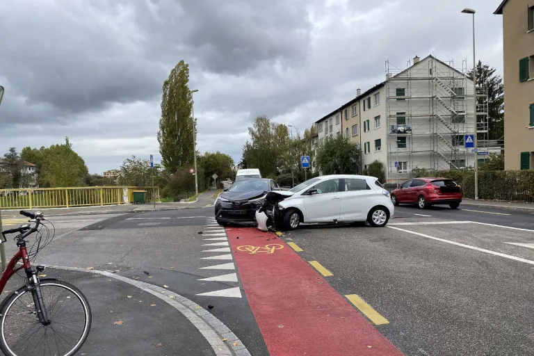 Birsfelden BL – Kollision zwischen zwei Personenwagen – zwei Personen verletzt