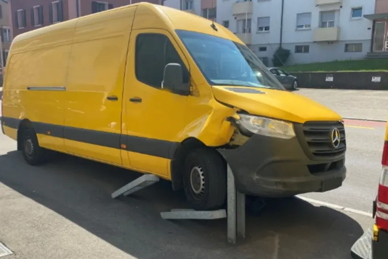 Unfälle im Kanton Zug - Vortritt missachtet - Gegen mehrere Metallpfosten gefahren