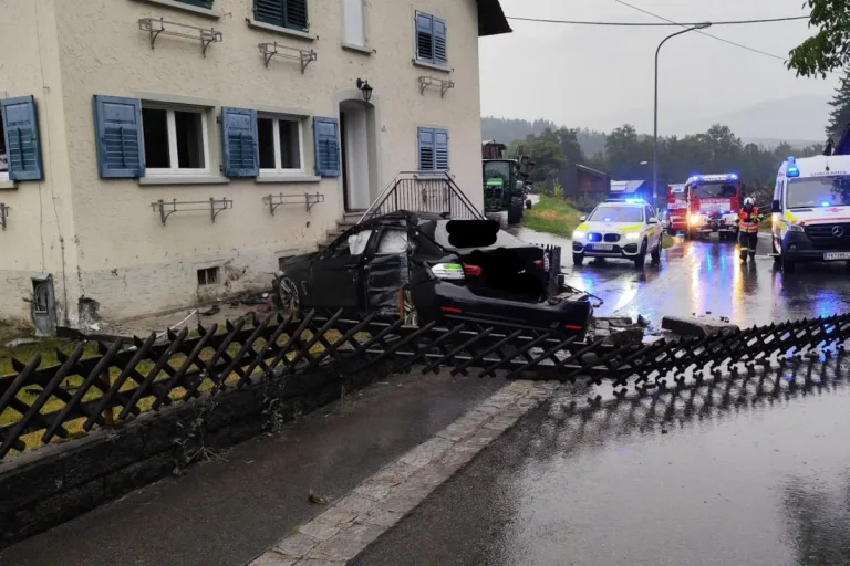 Unfall in Frastanz – Alkoholisierter Lenker prallt gegen Hauswand