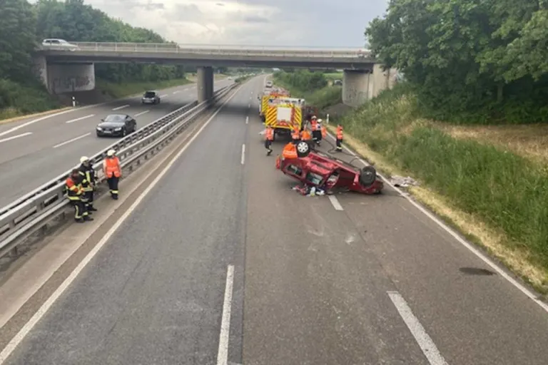A65 Neustadt – Mit Fahrzeug auf der Autobahn überschlagen