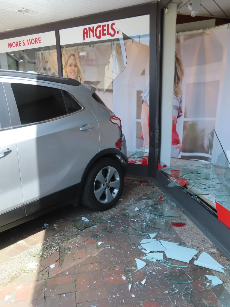 Stade – Irrfahrt auf Parkplatz endet im Schaufenster