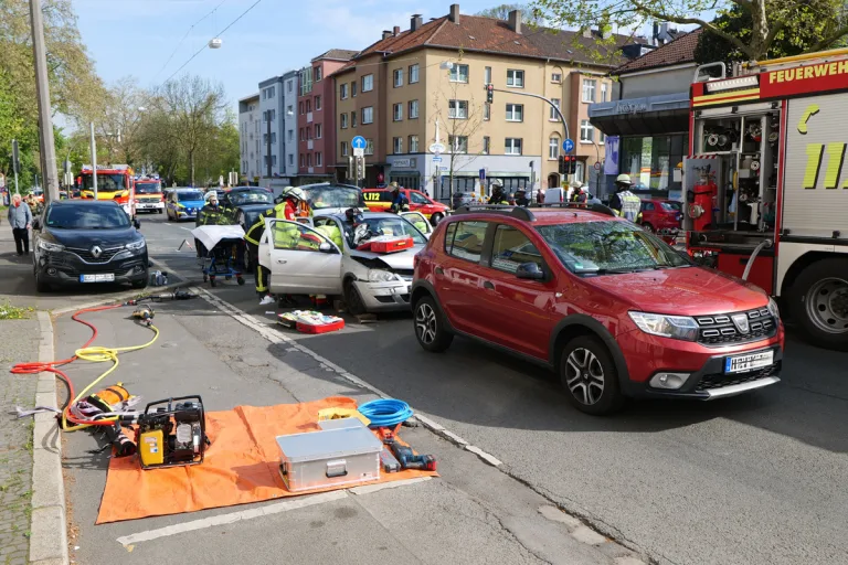 Dortmund – Zwei Verletzte bei Auffahrunfall mit drei Fahrzeugen
